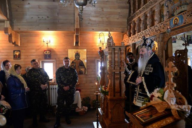 Sfânta Liturghie arhierească şi sfinţire de drapel la unitatea militară din Tătăraşi