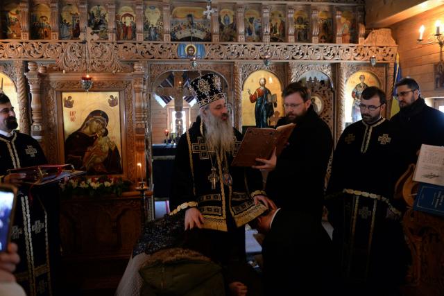 Sfânta Liturghie arhierească şi sfinţire de drapel la unitatea militară din Tătăraşi