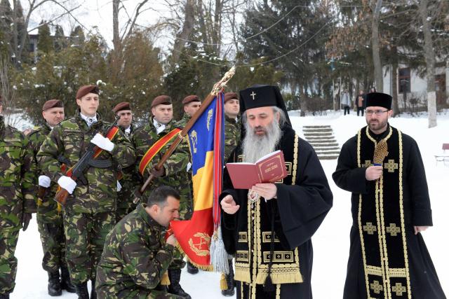 Sfânta Liturghie arhierească şi sfinţire de drapel la unitatea militară din Tătăraşi