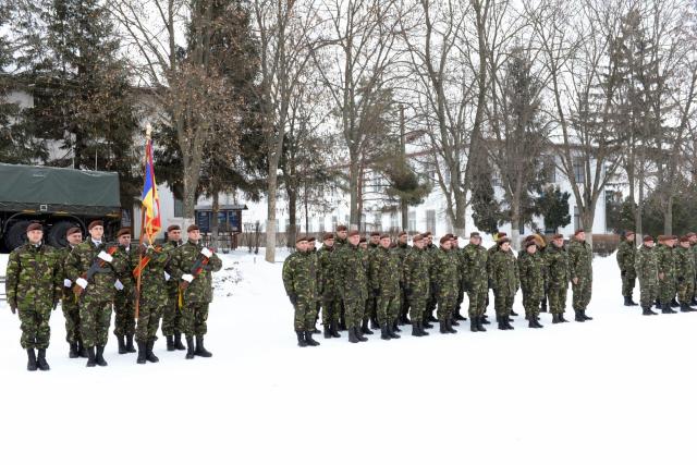 Sfânta Liturghie arhierească şi sfinţire de drapel la unitatea militară din Tătăraşi