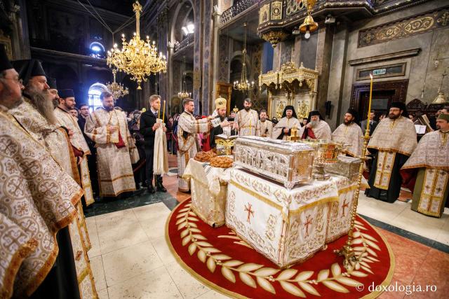 (Foto) Priveghere la sărbătoarea Bunei VestiriUltimul parastas pentru Mitropolitul Iosif cel Milostiv și pentru Moș Gheorghe Lazăr