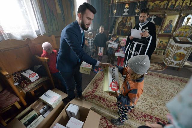 „Cutia cu papucei pentru ei“ în Şendreni - „Am fost copleşiţi de zâmbete calde, chipuri luminoase şi priviri inocente“