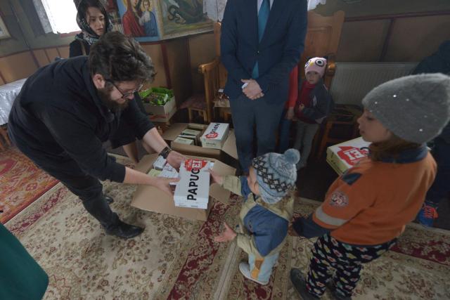 „Cutia cu papucei pentru ei“ în Şendreni - „Am fost copleşiţi de zâmbete calde, chipuri luminoase şi priviri inocente“
