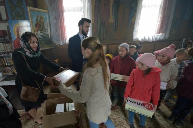 „Cutia cu papucei pentru ei“ în Şendreni - „Am fost copleşiţi de zâmbete calde, chipuri luminoase şi priviri inocente“