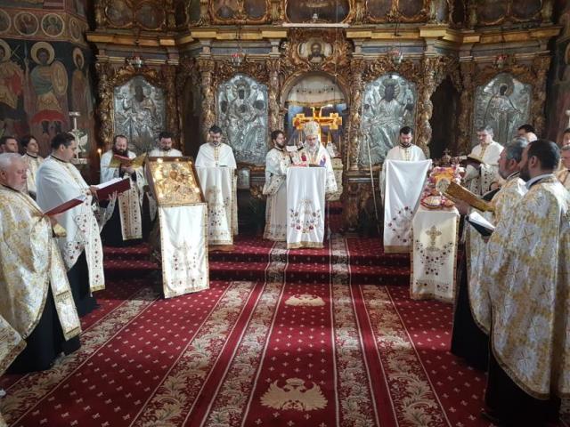 Mii de oameni au înconjurat bisericile de Înviere