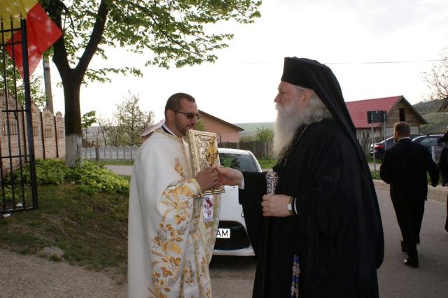 Preasfințitul Calinic Botoșăneanul a slujit la Parohia Cozmești
