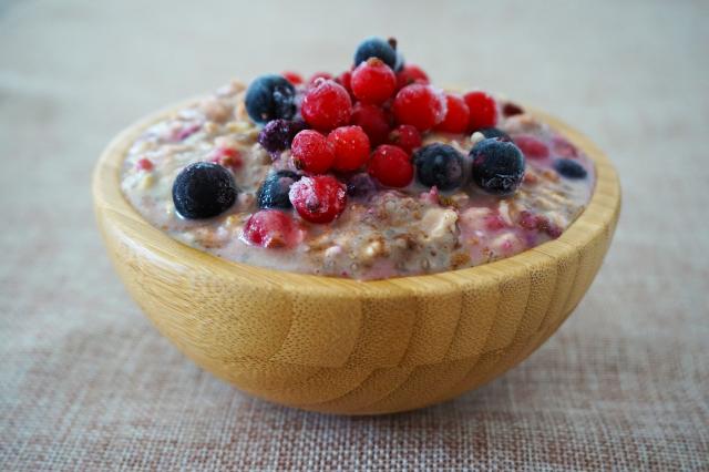 Mic-dejun cu fructe și cereale