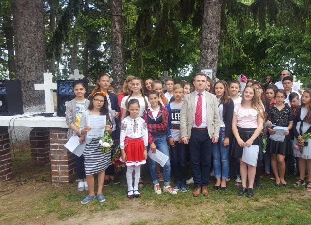 Ziua Eroilor, celebrată de elevii şi profesorii din Muncelu de Sus