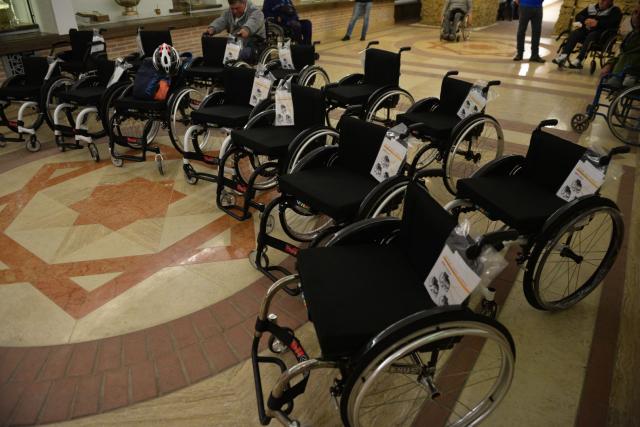 Episcopia Ortodoxă Română a Italiei a donat la Iaşi cărucioare persoanelor cu dizabilităţia