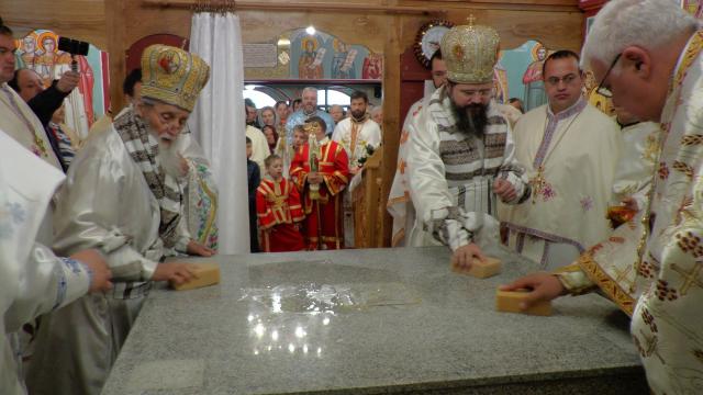 Târnosire de biserică și Sfânta Liturghie arhierească la Centrul de plasament din Gura Humorului