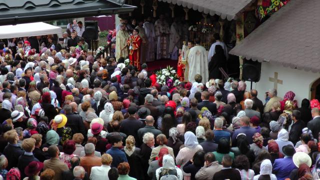 Târnosire de biserică și Sfânta Liturghie arhierească la Centrul de plasament din Gura Humorului