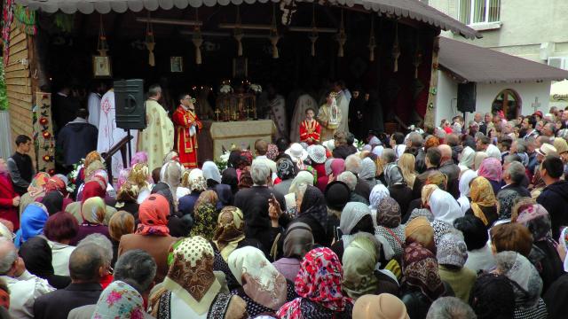 Târnosire de biserică și Sfânta Liturghie arhierească la Centrul de plasament din Gura Humorului