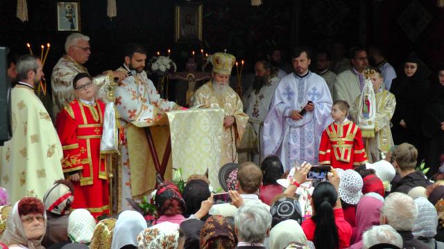 Târnosire de biserică și Sfânta Liturghie arhierească la Centrul de plasament din Gura Humorului