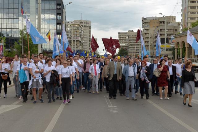 IPS Mitropolit Teofan prezent la Marșul Absolvenților 2018: „Dumnezeu vrea să fiți mulțumiți de tot ceea ce ați învățat”