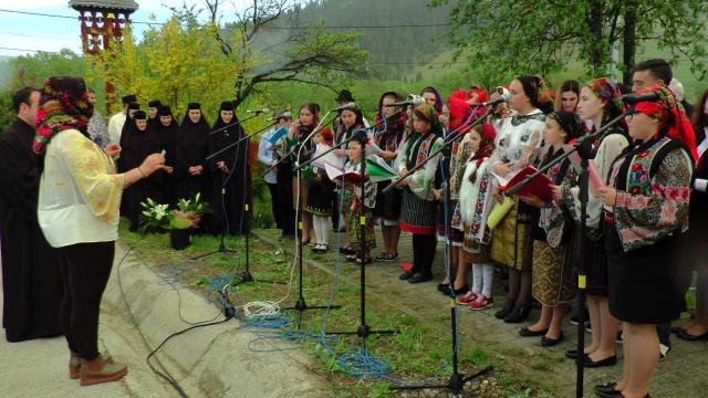 Festival de Artă Muzicală la Dorna Candreni – PS Damaschin Dorneanul: „Nu suntem numai trup, ci și suflet, iar acesta rămâne în veșnicie”