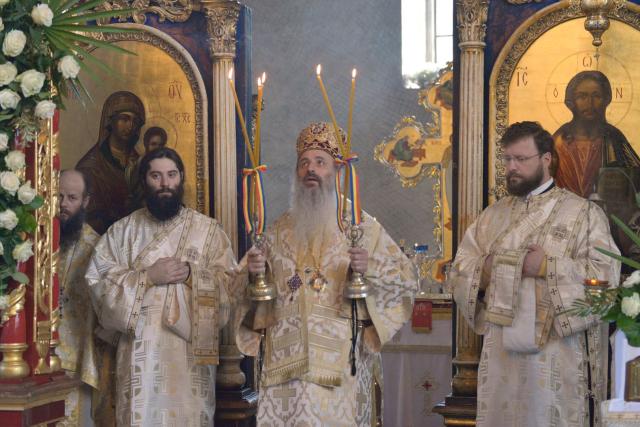 IPS Mitropolit Teofan a slujit la Biserica Vovidenia din Botoșani