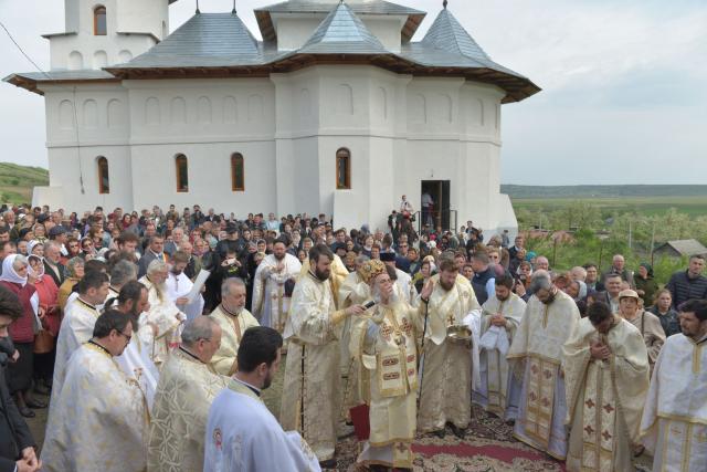 IPS Teofan la Parohia Drăgănești: „Va veni vremea când adevărații închinători se vor închina Tătălui iar aceasta este vremea Bisericii, a creștinilor”