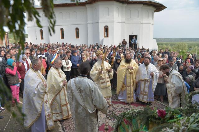 IPS Teofan la Parohia Drăgănești: „Va veni vremea când adevărații închinători se vor închina Tătălui iar aceasta este vremea Bisericii, a creștinilor”