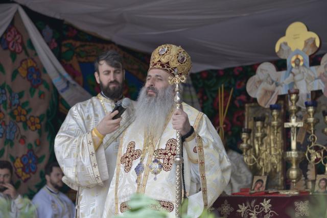 IPS Teofan la Parohia Drăgănești: „Va veni vremea când adevărații închinători se vor închina Tătălui iar aceasta este vremea Bisericii, a creștinilor”