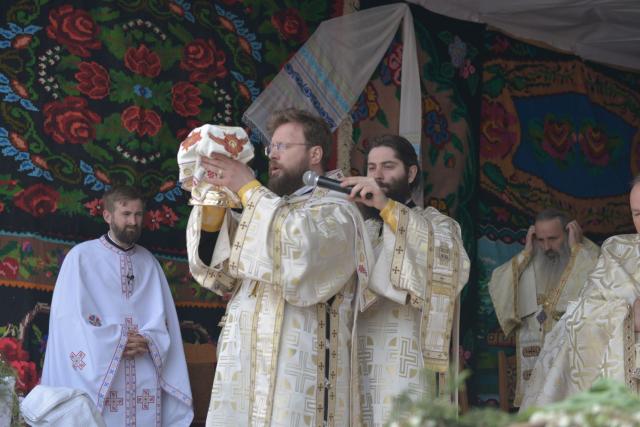 IPS Teofan la Parohia Drăgănești: „Va veni vremea când adevărații închinători se vor închina Tătălui iar aceasta este vremea Bisericii, a creștinilor”