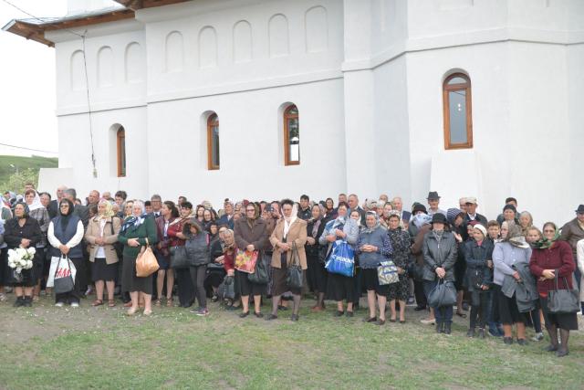 IPS Teofan la Parohia Drăgănești: „Va veni vremea când adevărații închinători se vor închina Tătălui iar aceasta este vremea Bisericii, a creștinilor”