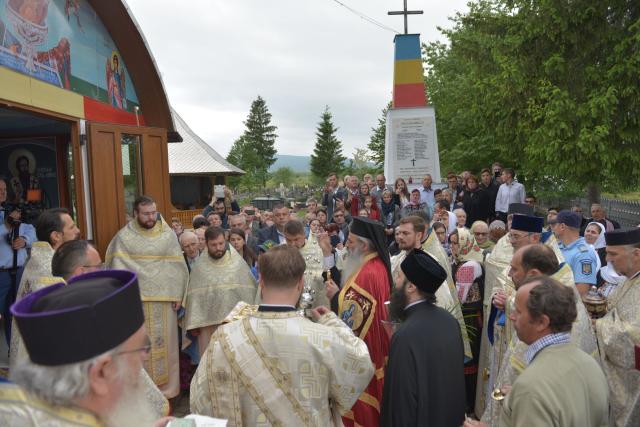 Resfințire de biserică la Humuleștii Noi – IPS Teofan:„ A aparține Bisericii înseamnă a îl cunoaște pe Dumnezeu”