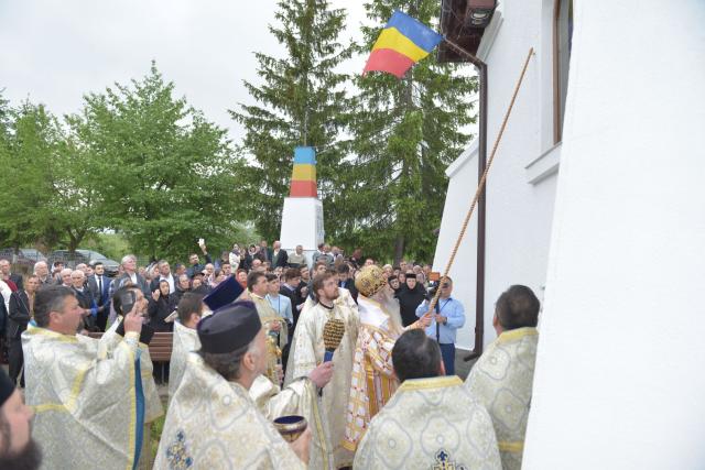 Resfințire de biserică la Humuleștii Noi – IPS Teofan:„ A aparține Bisericii înseamnă a îl cunoaște pe Dumnezeu”