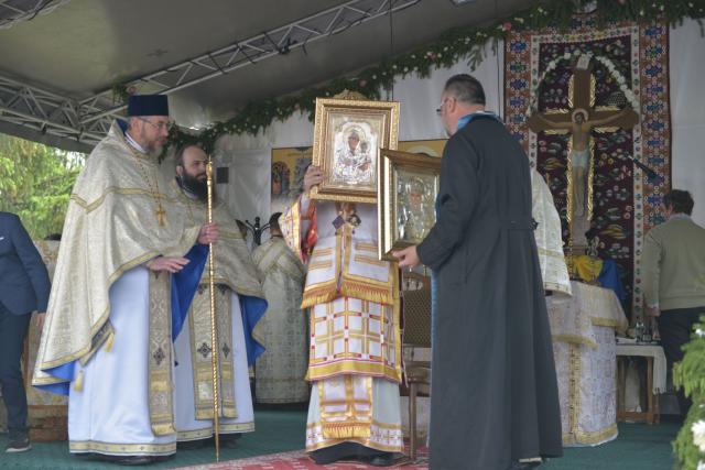 Resfințire de biserică la Humuleștii Noi – IPS Teofan:„ A aparține Bisericii înseamnă a îl cunoaște pe Dumnezeu”