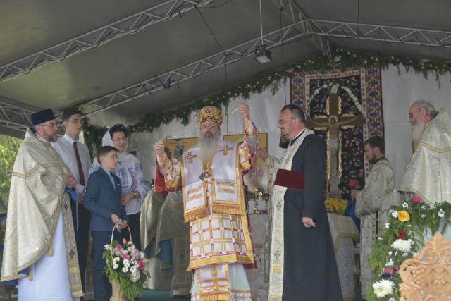 Resfințire de biserică la Humuleștii Noi – IPS Teofan:„ A aparține Bisericii înseamnă a îl cunoaște pe Dumnezeu”