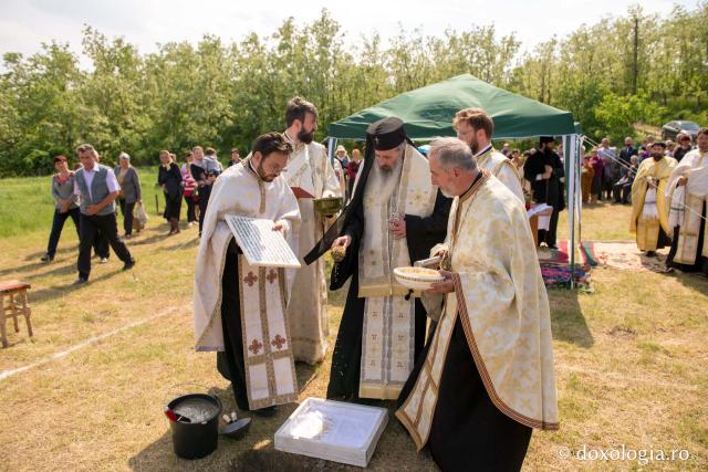 Punerea pietrei de temelie pentru noua biserică din Parohia Rediu-Răuseni