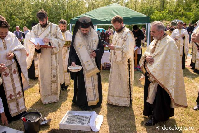 Punerea pietrei de temelie pentru noua biserică din Parohia Rediu-Răuseni