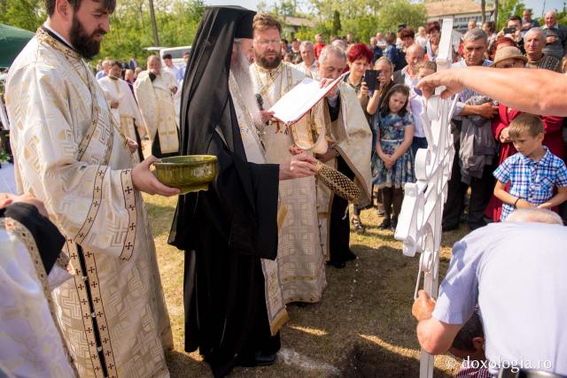 Punerea pietrei de temelie pentru noua biserică din Parohia Rediu-Răuseni