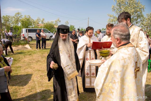 Punerea pietrei de temelie pentru noua biserică din Parohia Rediu-Răuseni