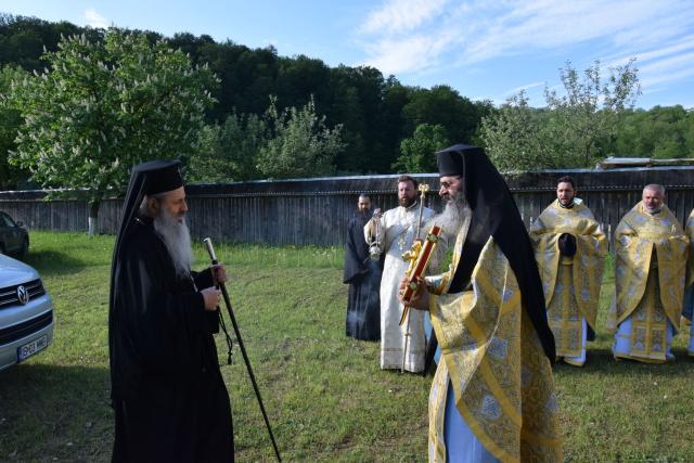 Paraclisul Schitului Icoana Nouă - Neamț a fost sfințit de IPS Teofan