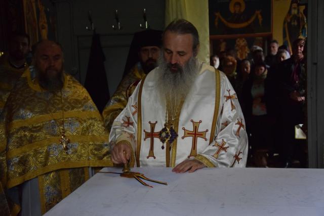 Paraclisul Schitului Icoana Nouă - Neamț a fost sfințit de IPS Teofan