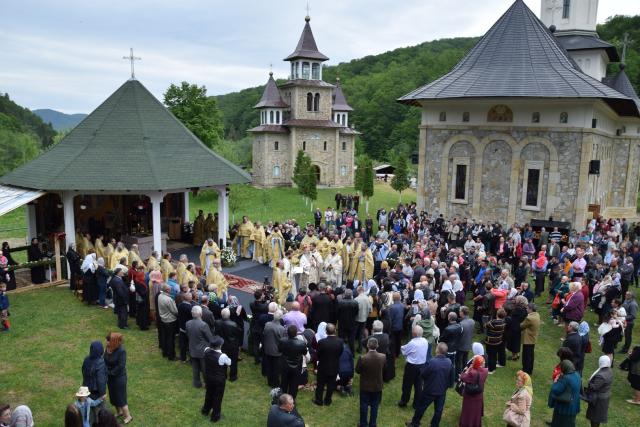 Paraclisul Schitului Icoana Nouă - Neamț a fost sfințit de IPS Teofan