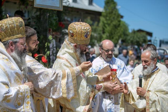 Biserica Schitului „Sfinţii Împăraţi Constantin şi Elena”, sfinţită de doi ierarhi