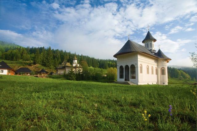 Sărbătoarea Sfântului Iacob Putneanu la Mănăstirea Putna: „De la Sfântul Iacob învățăm cele ale Școlii și cele ale Bisericii”