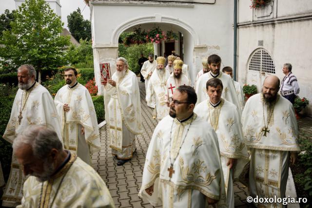 (Foto) Hramul Catedralei Episcopale din Huși - rugăciune și bucurie alături de Sfinții Apostoli Petru și Pavel