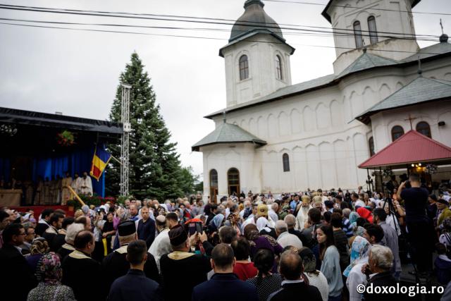 Hramul Catedralei Episcopale din Huși: 4 ierarhi au săvârșit Sfânta Liturghie