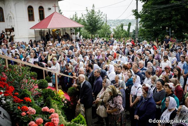 Hramul Catedralei Episcopale din Huși: 4 ierarhi au săvârșit Sfânta Liturghie