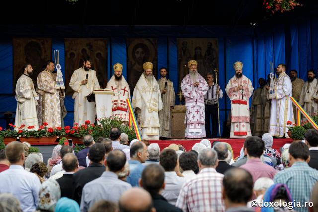 Hramul Catedralei Episcopale din Huși: 4 ierarhi au săvârșit Sfânta Liturghie