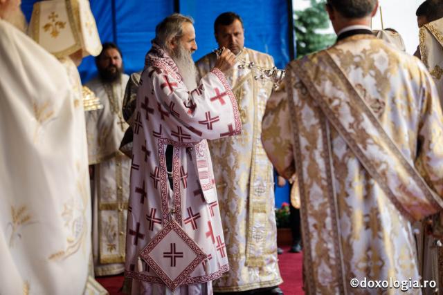 Hramul Catedralei Episcopale din Huși: 4 ierarhi au săvârșit Sfânta Liturghie