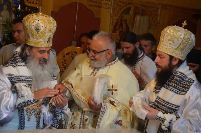 Biserica „Sfânta Cuvioasă Parascheva” din localitatea Baia a primit veșmânt de har și binecuvântare