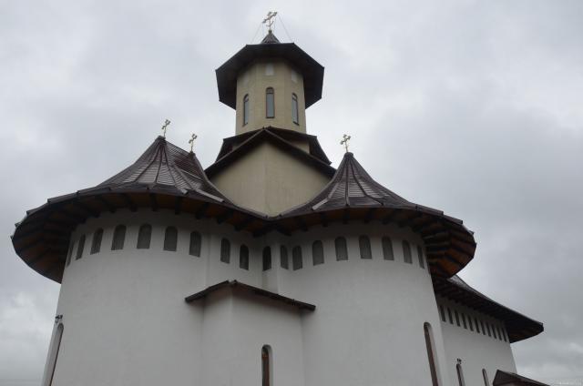 Biserica „Sfânta Cuvioasă Parascheva” din localitatea Baia a primit veșmânt de har și binecuvântare
