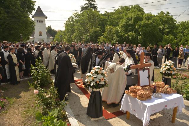Părintele mărturisitor Mina Dobzeu a primit „sărutarea cea mai de pe urmă“