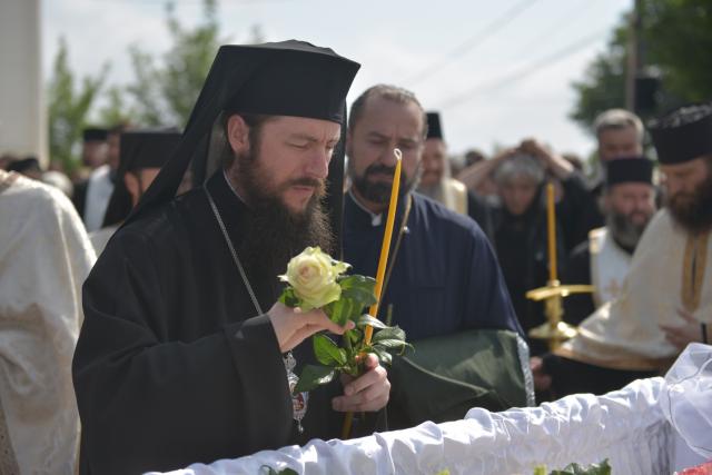 Părintele mărturisitor Mina Dobzeu a primit „sărutarea cea mai de pe urmă“