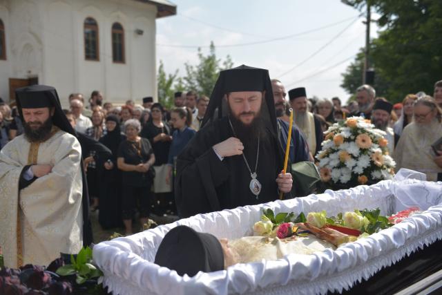 Părintele mărturisitor Mina Dobzeu a primit „sărutarea cea mai de pe urmă“