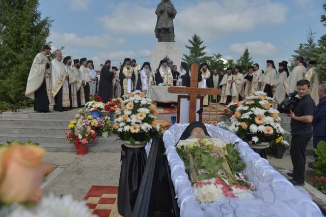 Părintele mărturisitor Mina Dobzeu a primit „sărutarea cea mai de pe urmă“