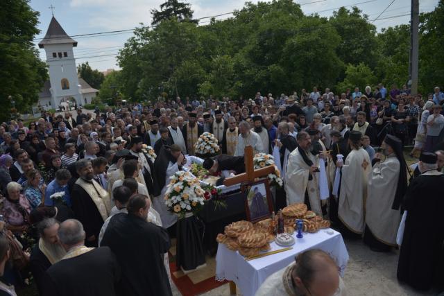 Părintele mărturisitor Mina Dobzeu a primit „sărutarea cea mai de pe urmă“